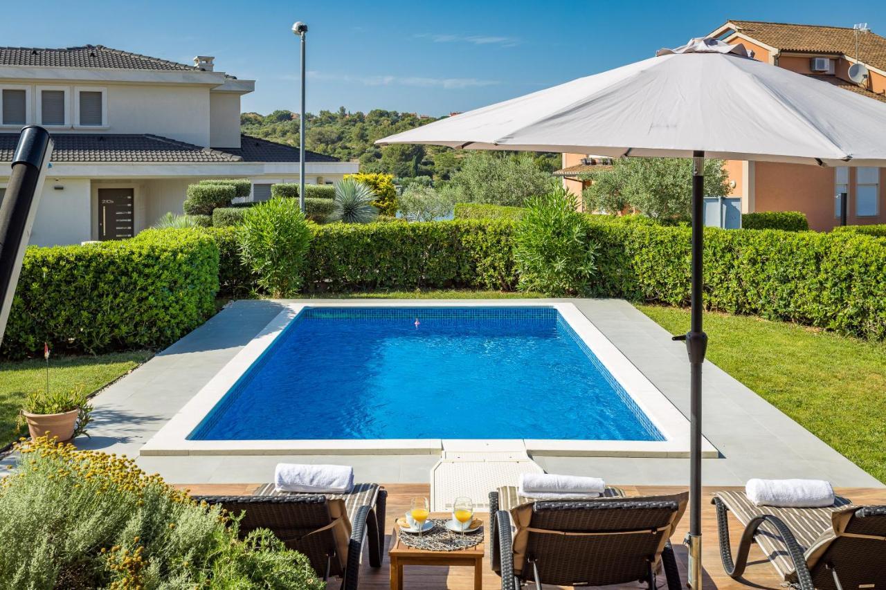 Lovely Istrian Apartment With A Private Swimming Pool And A Charming Garden Banjole Buitenkant foto